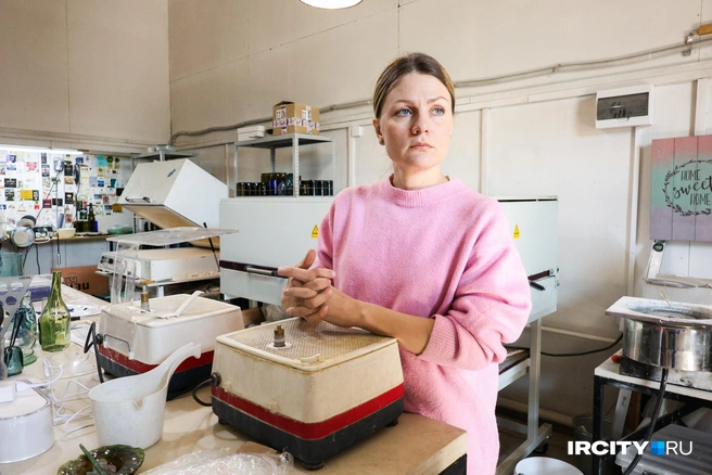 Варвара Грачева из Иркутска открыла стекольную мастерскую: она творит магию из отходов | Источник: Ксения Филимонова / «ИрСити»