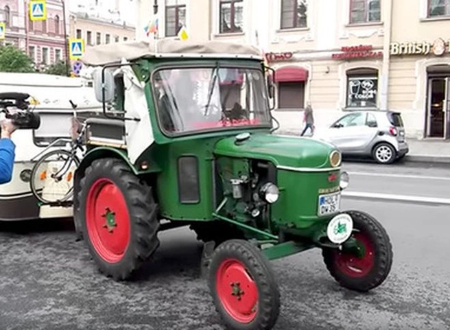 Пенсионер доехал из Германии до Петербурга на тракторе 1960 года | ya62.ru