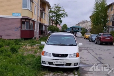 Nissan Liberty систематически паркуется на тротуаре в Южно-Сахалинске