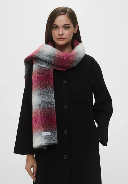 Эти шарфы выведут ваши зимние образы на новый уровень: 10 самых классных вариантов