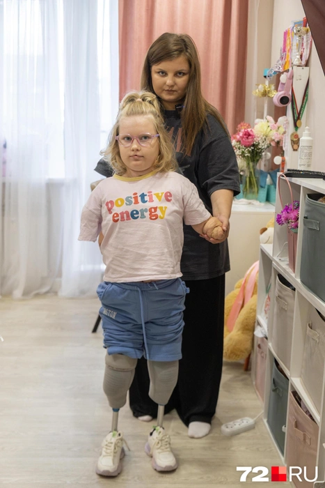 Варя нуждается в пандусе. Пока для перемещения ей всё еще нужна коляска  | Источник:  Максим Майер / 72.RU