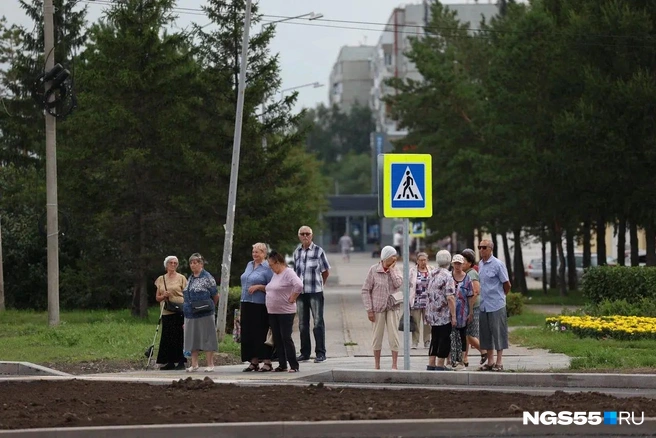 Пенсионеры ждут губернатора Хоценко | Источник: Евгений Софийчук / NGS55.RU