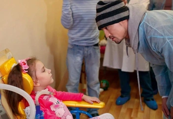 Дима Билан в палате у маленькой Алисы | Источник: фонд «Дедморозим», Дима Жебелев / telegram