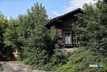 Дом в Пристанском переулке, 5д пока указан как жилой, но признаков жизни в нём уже нет | Источник: Александр Ощепков / NGS.RU