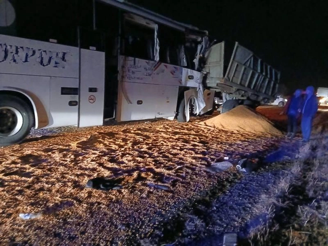 Жесткое ДТП с автобусом, ехавшим из Владивостока в Китай: он влетел в трактор с телегой | Источник: УМВД по Приморскому краю