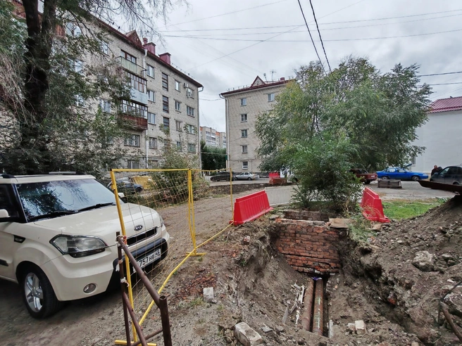 Это такие раскопки во дворе дома в октябре | Источник: читательница 45.RU