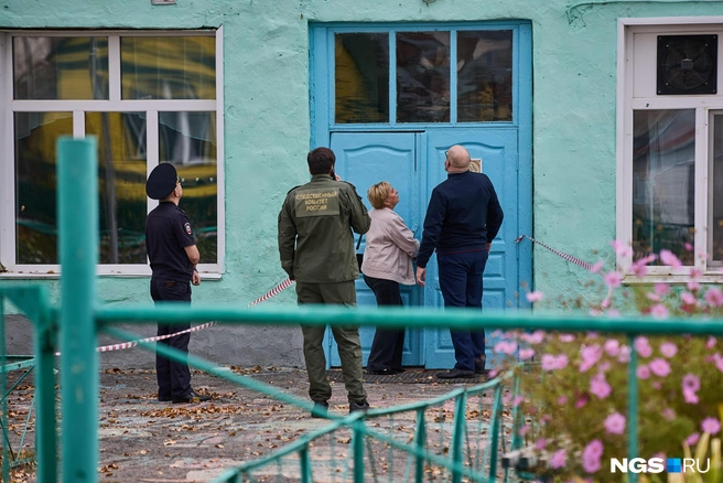 Директор школы Людмила Лиховец в сопровождении следователя и прокурора осматривает школу | Источник: Александр Ощепков / NGS.ru