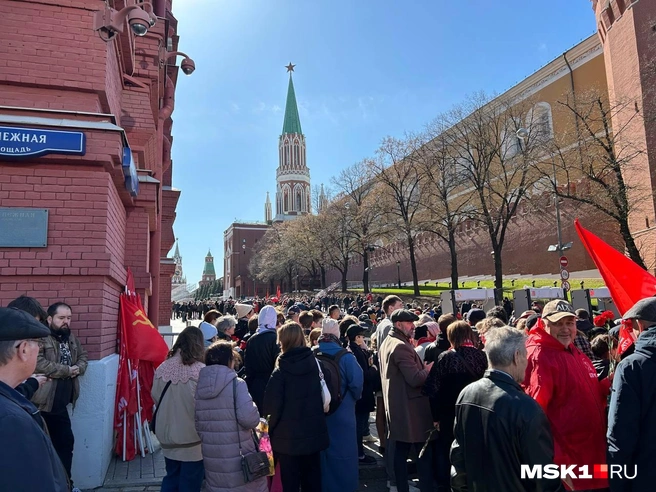 В мавзолей не пускают, но люди возлагают цветы | Источник: Римма Багдасарян / MSK1.RU