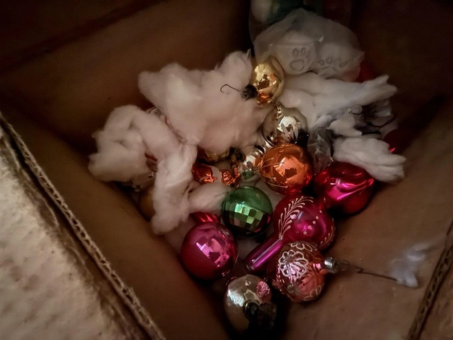 Тут елочные игрушки, еще советских времен | Источник: Марина Рыбалкина / 161.RU