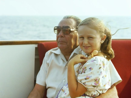 «Врачи завели ей сердце»: правнучка Брежнева пережила два инфаркта и вышла из психбольницы полной сил