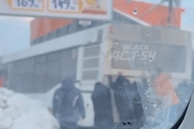 Passengers Push Bus Stuck in Snow on Novosibirsk's Ippodromskaya Street