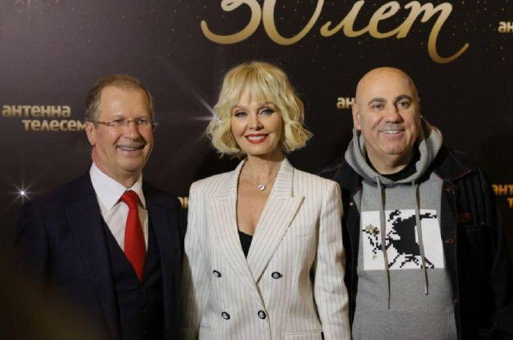 Андрей Малахов, Екатерина Стриженова, Валерия и другие: кто из звезд российского шоу-бизнеса посетил юбилей «Антенны-Телесемь» со своей второй половинкой