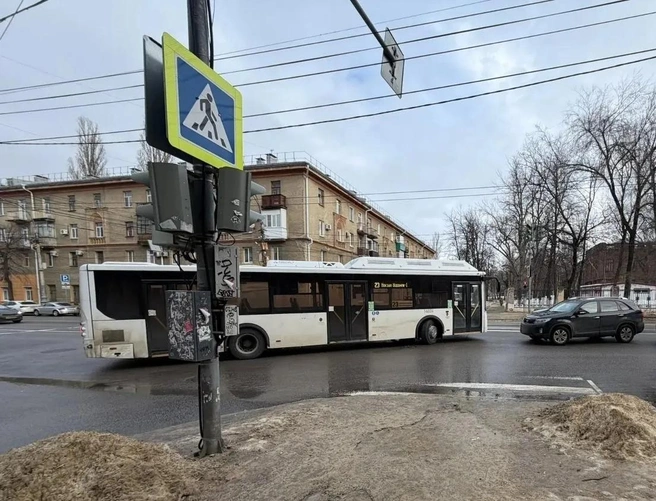 Авария с автобусом № 23 произошла утром 4 апреля на Фридриха Энгельса | Источник: ГУ МВД по Воронежской области / max.ru