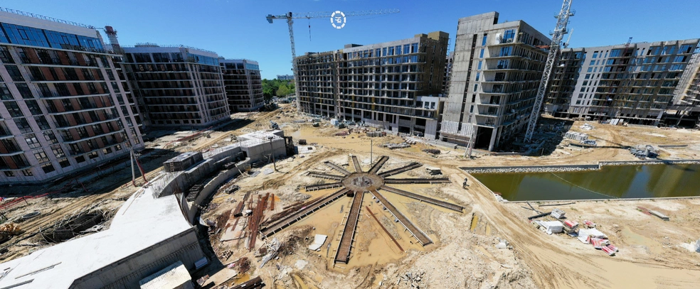 Панорама со стройки курорта, сделанная в мае 2026 года. Справа как раз виден водоем, вокруг которого отстроят набережную | Источник: лучикурорт.рф