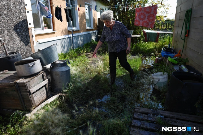 В этом году вода не успела подобраться к дому, зато в ней утонула баня | Источник: Евгений Софийчук / NGS55.RU