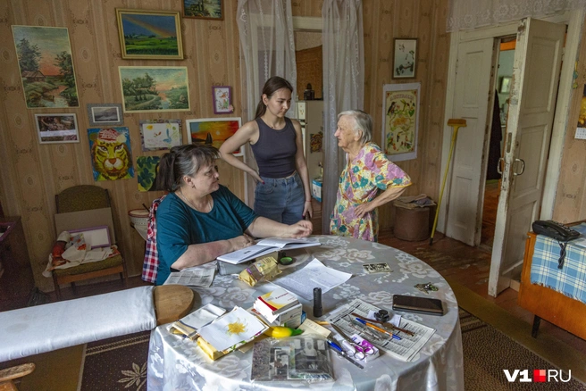 Бабушка признаётся, что соседка Елена однажды ее спасла и выкормила | Источник: Константин Завриков / V1.RU