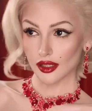 Королева Tiktok Дина Саева перевоплотилась в Мэрилин Монро