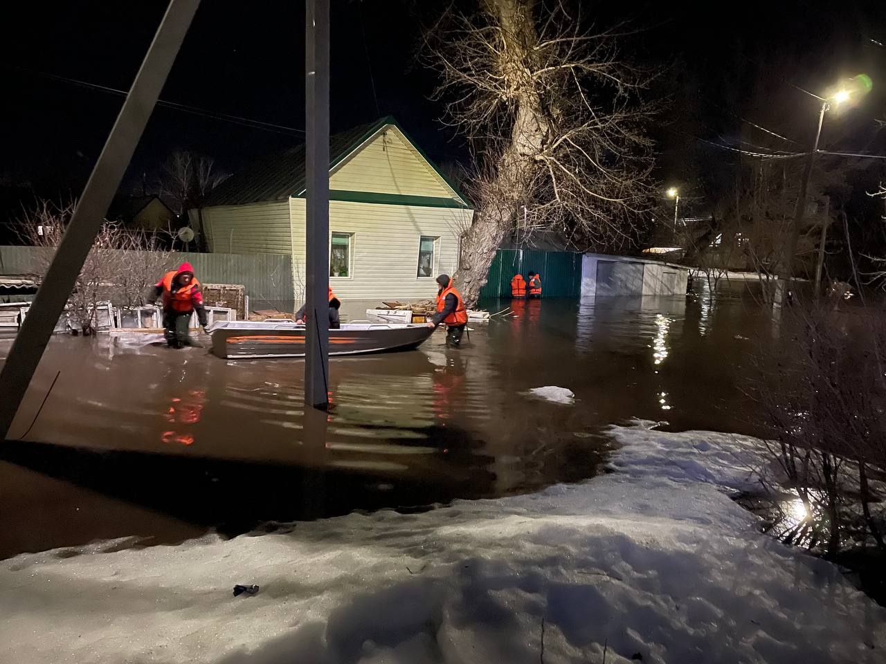 Эвакуация людей, закрыт детский сад: большая вода дошла до Бузулука - 4  апреля 2024 - 56.ру