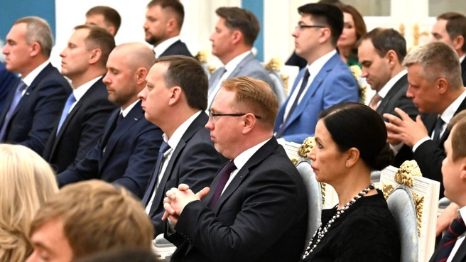 На дальнем плане в сером пиджаке&nbsp;— Олег Бекмеметьев | Источник: Павел Бедняков, РИА «Новости» / Kremlin.ru