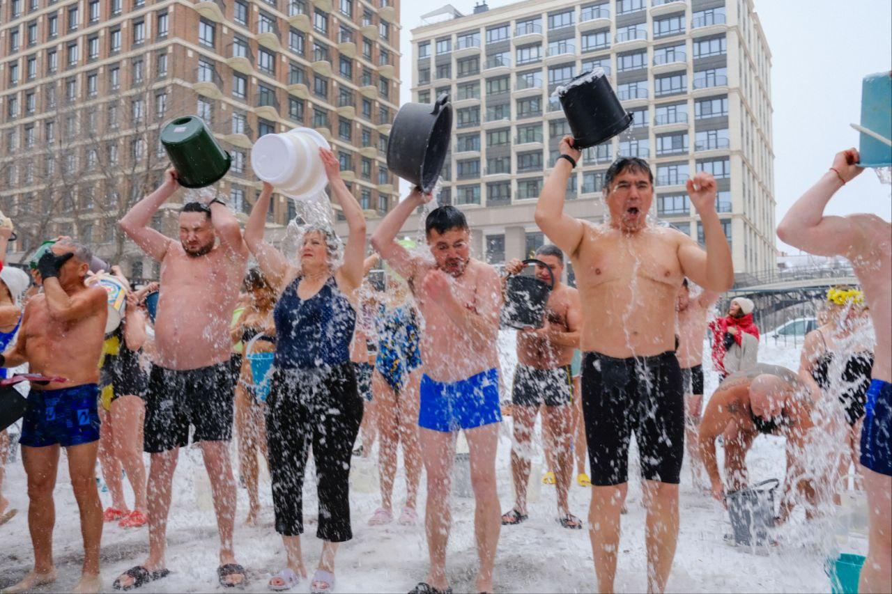 Мурашки по коже: фоторепортаж из Парка Якутова, где уфимцы обливались водой в минусовую погоду