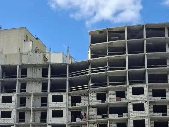 Здание простояло в недостроенном состоянии более десяти лет. | Источник: читатель E1.RU
