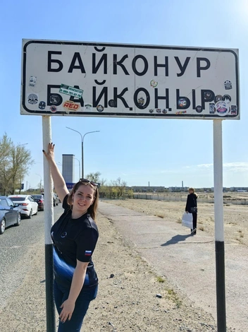 На самом знаке таких наклеек уже достаточно много | Источник: Мария Рыжикова