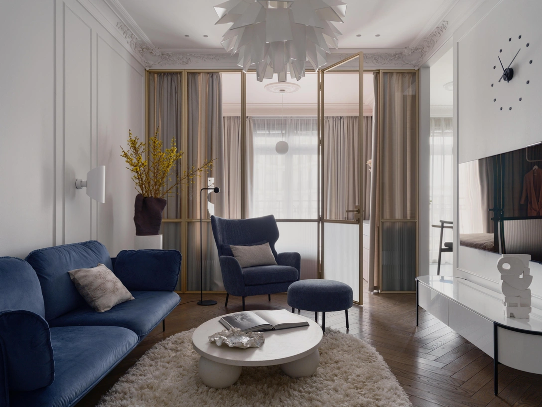 Гостиная. Подвесной светильник, Normann Copenhagen. Журнальный стол изготовлен по эскизам дизайнера. Керамика на журнальном столе, Sirin Ceramic. Скульптура на ТВ-тумбе работы Михаила Москвина. | Источник: Дмитрий Цыренщиков. Стиль: Диана Ремизова