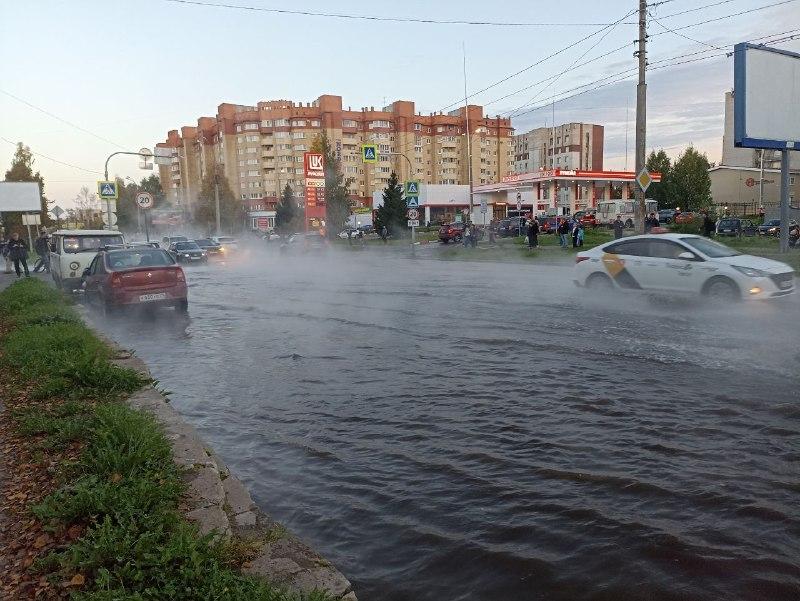 В Архангельске устраняют последствия мощного прорыва трубы: что говорят про сроки