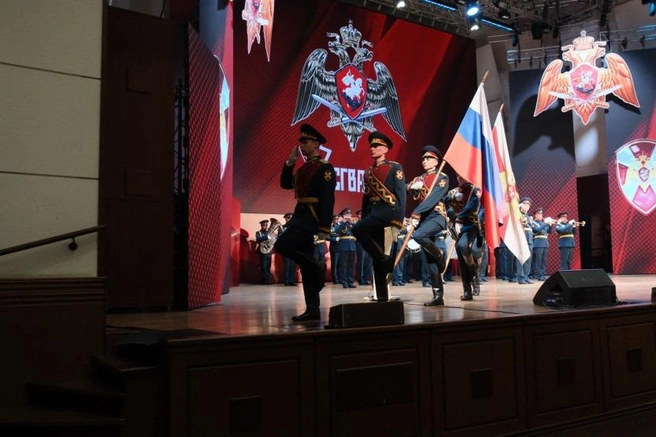 Награду передал заместитель директора Росгвардии Владислав Ершов | Источник: пресс-служба правительства Новосибирской области
