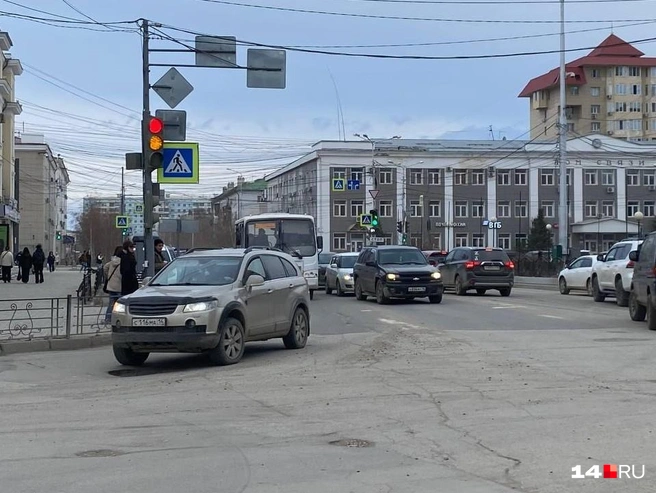 У перекрестка Петра Алексеева дорога разбитая и уже дышит на ладан | Источник: Надежда Ефимова / 14.RU