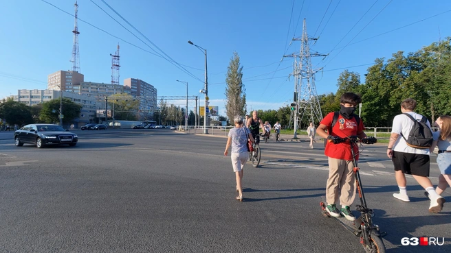 Водитель не успел проехать перекресток, как пешеходам загорелся зеленый | Источник: Алексей Ногинский / 63.RU