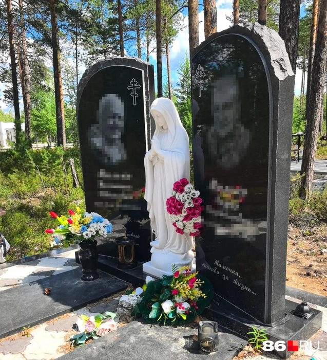 Белоснежная скульптура между двумя могилками — безусловное украшение последнего пристанища югорчан | Источник: Анастасия Шевякова / 86.RU