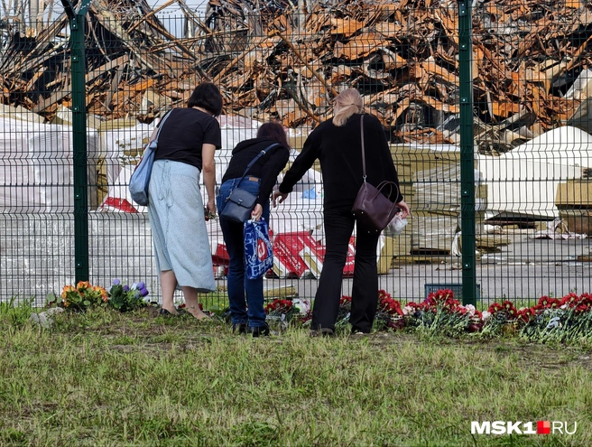 На фоне руин прошла панихида, у забора образовался стихийный мемориал | Источник: Дмитрий Бондарев / MSK1.RU 