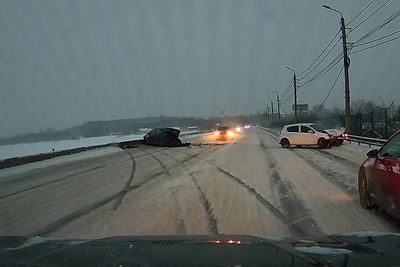 В Челябинске Volkswagen столкнулся с Opel на встречной полосе