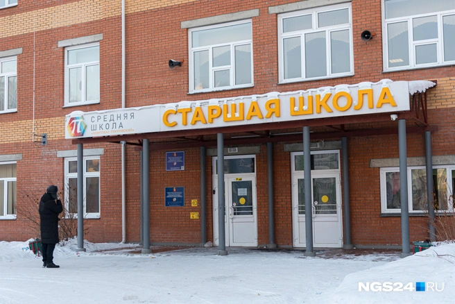 Школу, в которую восьмиклассница принесла керосин и молоток, охраняла компания Алексея Тяпина | Источник: Мария Ленц / NGS24.RU
