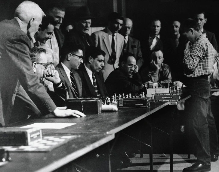 Бобби Фишер во время сеанса одновременной игры, 31 марта 1956. Будущий чемпион мира одержал тогда 19 побед на 21 доске | Источник: Getty Images