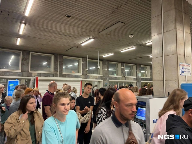 Перед турникетами в метро собралась очередь | Источник: Арина Суворова / NGS.RU
