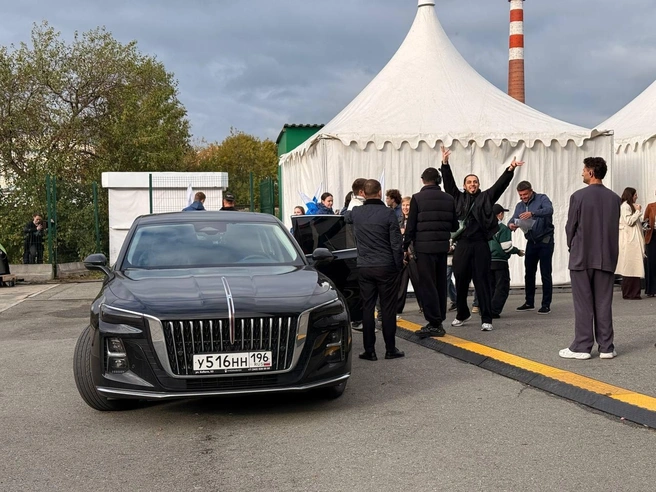 А потом уехал в своем тонированном авто | Источник: Дарья Костомина / E1.RU