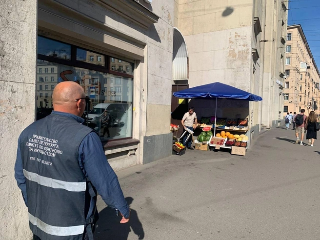 В Петербурге из незаконных павильонов в сентябре изъяли почти тонну фруктов и овощей | Источник: Официальный канал комитета по контролю за имуществом Санкт-Петербурга