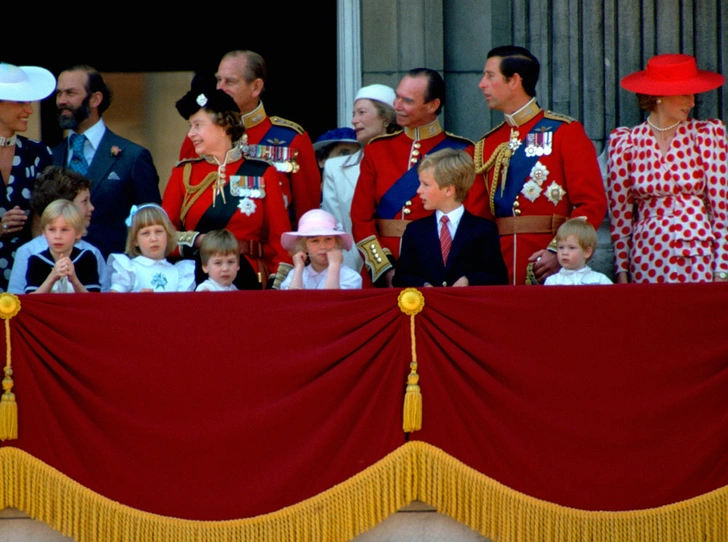 От Дианы до Кейт Миддлтон: самые яркие «балконные» кадры Trooping The Colour