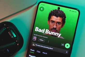 Краш года: кто такой Bad Bunny, в чем смысл его песен и почему все от него без ума