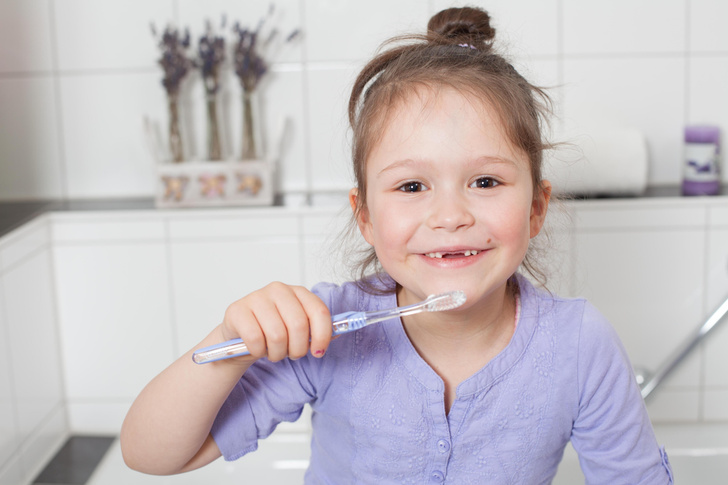Почему у ребенка неприятно пахнет изо рта: 5 основных причин