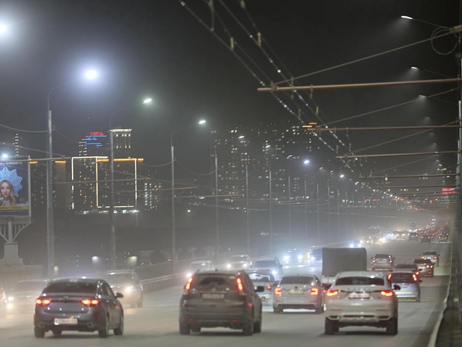 При минусовых показателях термометра дорожные бригады выполняют работы вручную | Источник: Александр Ощепков