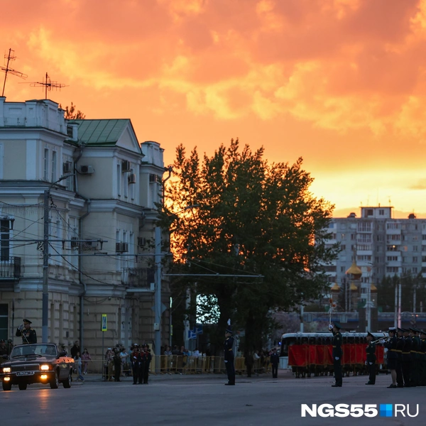 Закат подчеркивает красоту происходящего | Источник: Евгений Софийчук / NGS55.RU