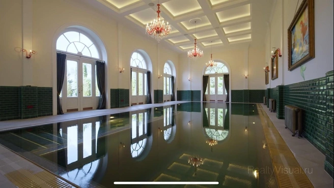 В доме есть свой бассейн и спа | Источник: RealtyVisualpro / YouTube.com