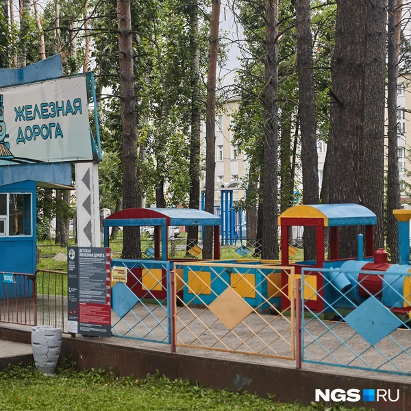 Детская железная дорога — один из любимых аттракционов у маленьких посетителей | Источник: Александр Ощепков / NGS.RU
