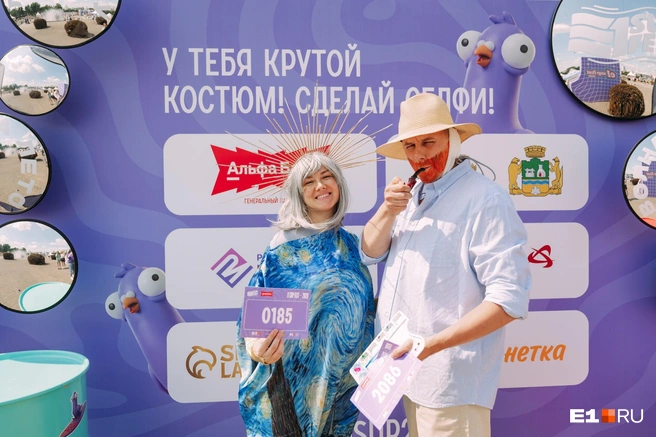 Ван Гог со своей знаменитой картиной | Источник: Полина Рашковская / E1.RU