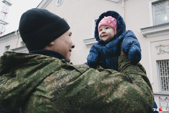 Не все многодетные отцы захотели возвращаться домой, часть захотела участвовать в специальной военной операции | Источник: Дарья Пона / 74.RU