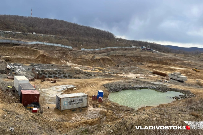 В день, когда наш корреспондент туда приехал, пошел дождь. Возможно, работники спрятались в вагончики | Источник: Елена Буйвол / VLADIVOSTOK1.RU