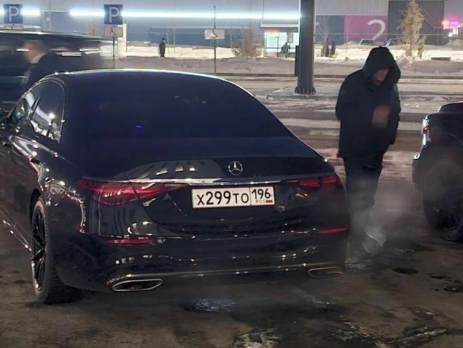 Часть гостей пользовалась услугами водителей на Mercedes. | Источник: Даниил Румянцев / E1.RU